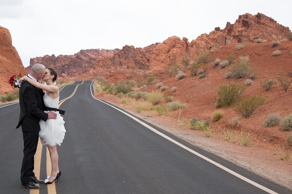 Las-Vegas-Wedding-Valley-of-Fire-Chapel-of-the-Flowers-3