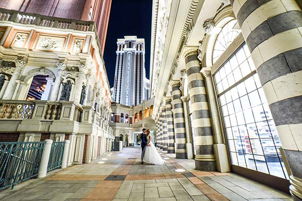Best Wedding Photographers in Las Vegas :: Las Vegas Strip Photo Session for Weddings