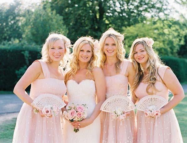 Summer Wedding Ideas to stay cool |Bride with Fan
